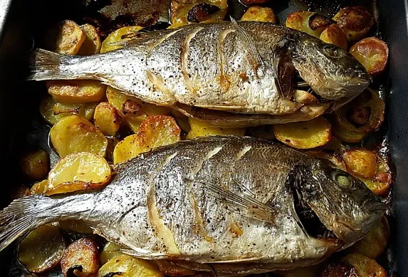 Gebackene Dorade mit scharfen Ofenkartoffeln