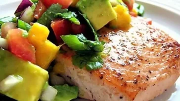 Lachs in Honigglasur mit Mango-Avocado-Salsa