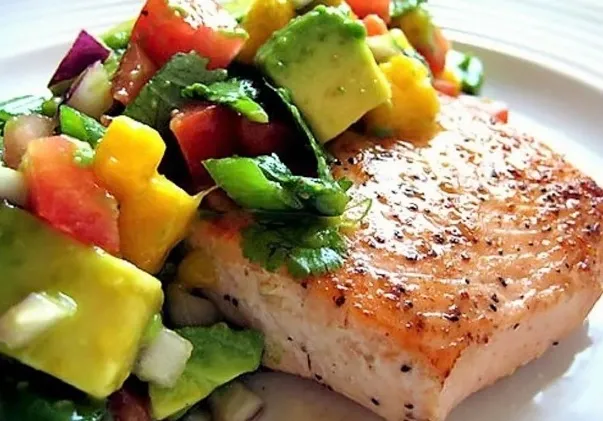 Lachs in Honigglasur mit Mango-Avocado-Salsa