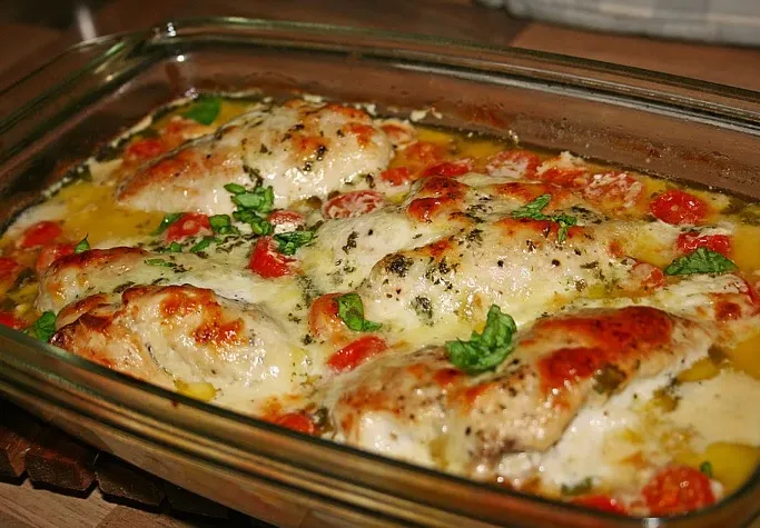 Mozzarella-Hähnchen in Basilikum-Sahnesauce