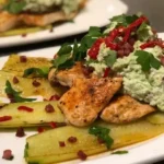 Gebratene Gurke mit Hähnchen und Avocadocreme