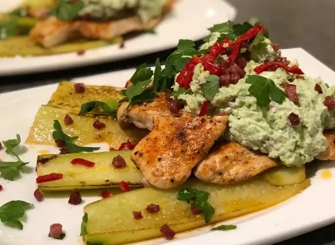 Gebratene Gurke mit Hähnchen und Avocadocreme