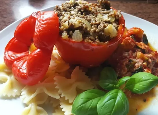 Gefüllte Paprika mit Hackfleisch Feta und Zucchini