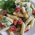 Italienischer Nudelsalat mit Tomaten und Rucola