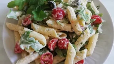 Italienischer Nudelsalat mit Tomaten und Rucola