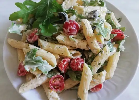 Italienischer Nudelsalat mit Tomaten und Rucola