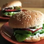 Tomaten-Auberginen-Avocado-Burger