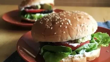 Tomaten-Auberginen-Avocado-Burger