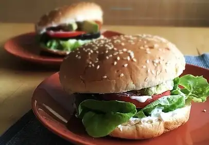 Tomaten-Auberginen-Avocado-Burger