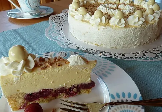 Eierlikör Cremekuchen mit Kirschen