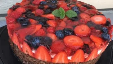 Brownie Torte mit Beeren