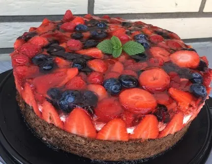 Brownie Torte mit Beeren