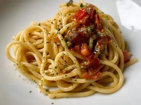 Spaghetti aglio olio e peperoncino