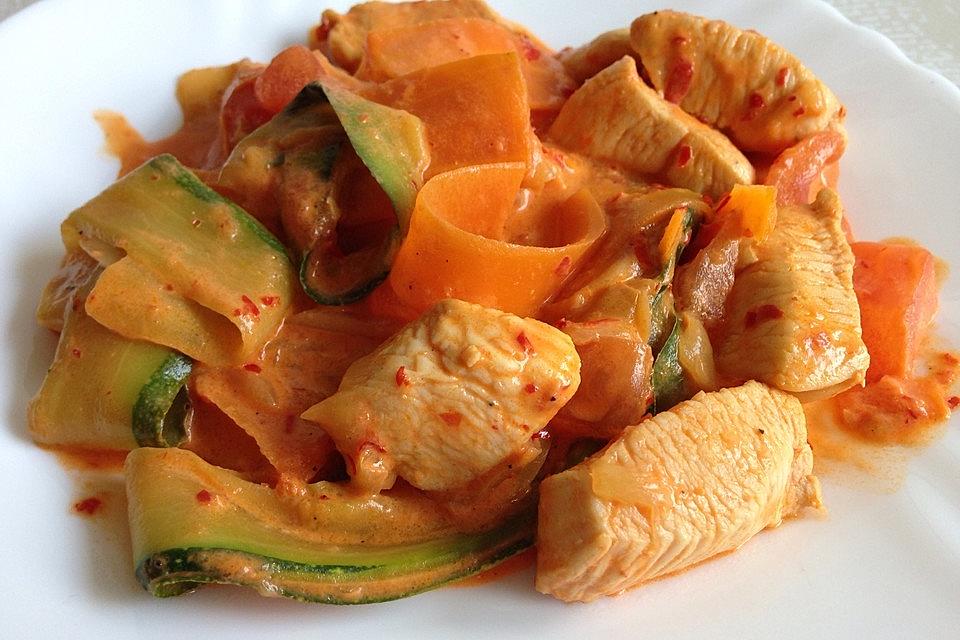 Zucchini Karotten Bandnudeln mit Hähnchen und Tomate 2024 - Best Rezepte
