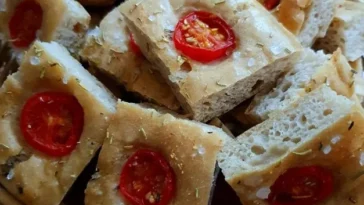 Focaccia mit Tomaten und Rosmarin