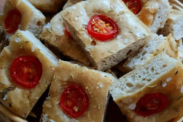 Focaccia mit Tomaten und Rosmarin