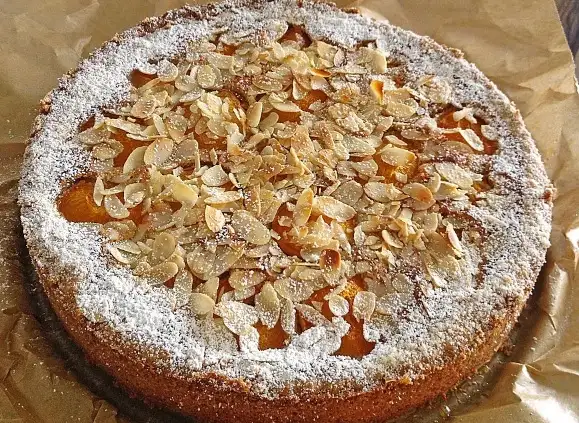 Aprikosenkuchen mit Mandelguss