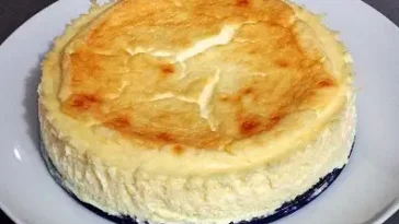 Fluffiger japanischer Käsekuchen mit Kirschsauce