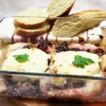 Gebackener Camembert mit Birnen und Preiselbeeren