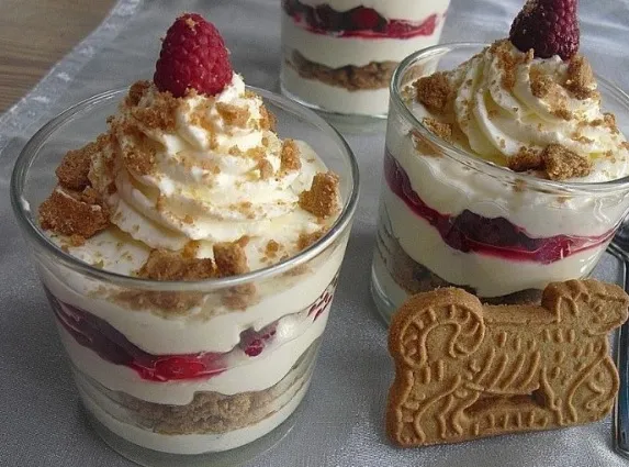 Himbeerdessert mit Spekulatius