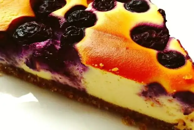 Low Carb Cheesecake mit Heidelbeeren