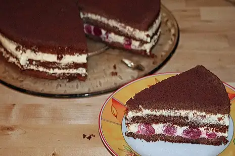 Tiramisu Torte mit Kirschen