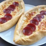 Türkische Pide mit Käse und Sucuk