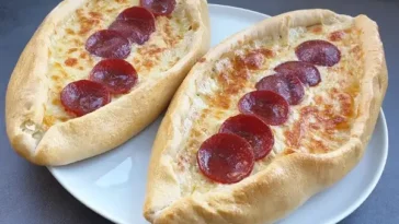 Türkische Pide mit Käse und Sucuk