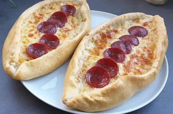 Türkische Pide mit Käse und Sucuk