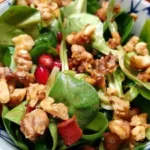 Weihnachtlicher Feldsalat mit Granatapfelkernen