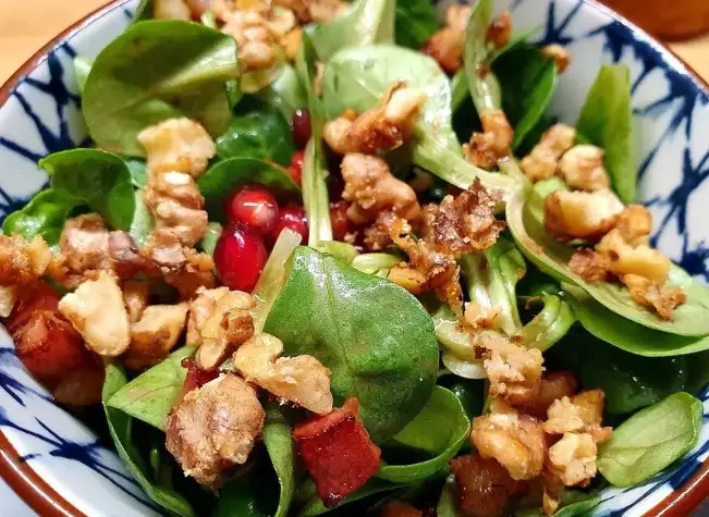 Weihnachtlicher Feldsalat mit Granatapfelkernen