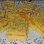 PFIRSICHSCHNITTEN MIT STREUSELN