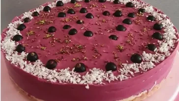 Beeren-Cheesecake mit Keksboden