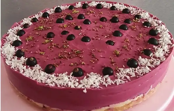 Beeren-Cheesecake mit Keksboden