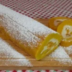 Biskuitrolle mit Karamellcreme und frischen Mandarinenfilets gefüllt