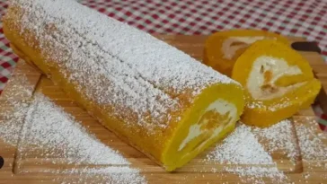 Biskuitrolle mit Karamellcreme und frischen Mandarinenfilets gefüllt