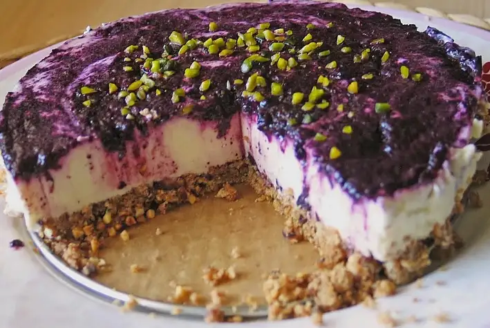 Blaubeer - Frischkäse Torte mit Crunchyboden