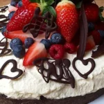 Brownieherz mit Mascarpone und Himbeeren