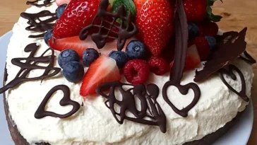 Brownieherz mit Mascarpone und Himbeeren