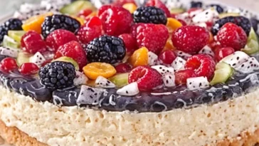 Joghurt-Sahnetorte mit frischen Früchten