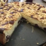 Käsekuchen mit Kirschen und Streuseln