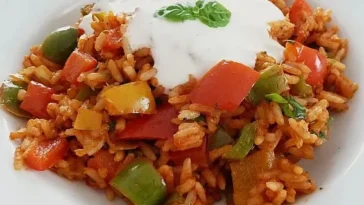 paprika reispfanne mit joghurtsauce