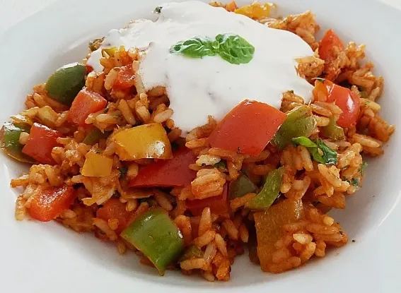 paprika reispfanne mit joghurtsauce