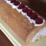 Urmelis Biskuitrolle mit Himbeersahne