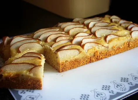 Veganer Blechkuchen mit Birnen und Grießcreme