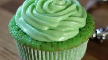 Zitronen - Cupcakes mit Waldmeister - Frischkäse - Creme