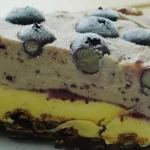 Blaubeer - Eistorte mit Knusperboden