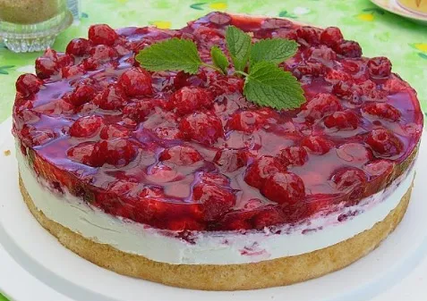 Frische Himbeertorte mit Schmand