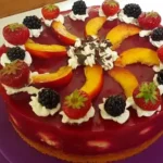 Rote Grütze Torte gefüllt mit Mini Windbeutel