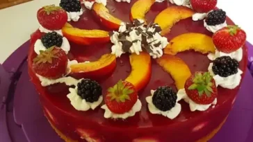 Rote Grütze Torte gefüllt mit Mini Windbeutel